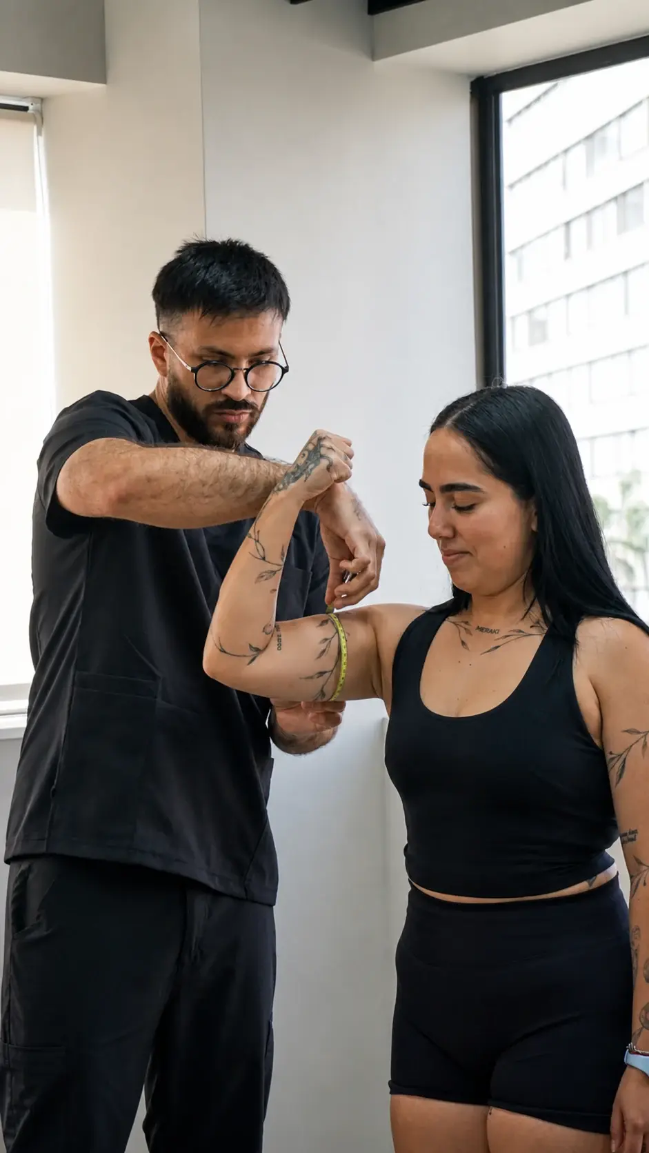 Nutricionista realizando una medición antropométrica en Evofit